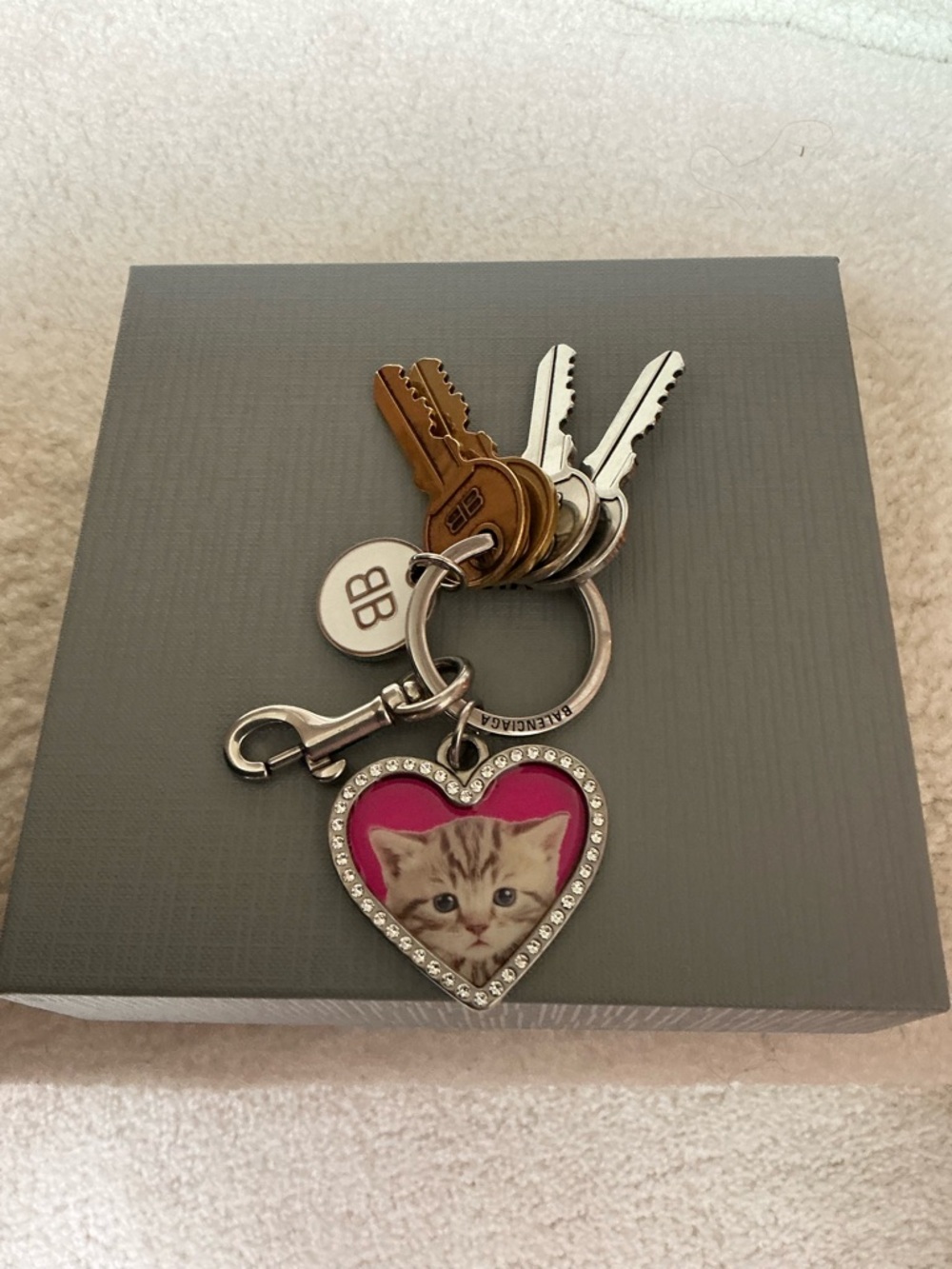 BEAUTIFUL BALENCIAGA HEART CAT EMBELLISHED KEYCHAIN KEYRING BAG CHARM - Picture 15 of 16